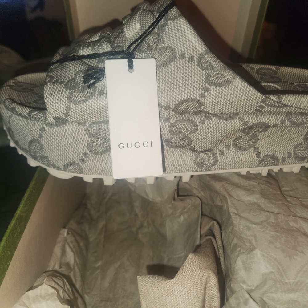 Gucci platform sandals color is Beige-Ebony .